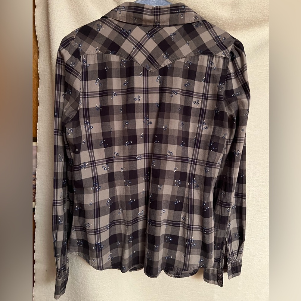 Button down top. - Picture 2 of 3